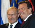Archivbild: Bernd Settnik
Ein Mann, mit dem man heute nicht mehr in Verbindung gebracht werden möchte. Und links daneben steht der russische Kriegsverbrecher Vladimir Putin.