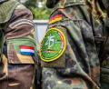 Symbolbild: Guido Kirchner
Ein niederländischer und deutscher Soldat stehen nebeneinander.