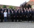 Bild: Christine Hollederer
Zu den Gratulanten der Feuerwehrleute aus der Gemeinde Freudenberg gehörten neben Bürgermeister Alwin Märkl, Landrat Richard Reisinger und Kreisbrandrat Fredi Weiß auch Kreisbrandinspektor Armin Daubenmerkl und Kreisbrandmeister Dominik Ernst (1. Reihe, 3.bis 7. von links).