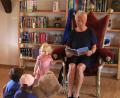 Bild: Kurt F. Stangl/exb
Margit Hohl las den Kindern in der Stadtbücherei die Geschichte „Der kleine Drachen Kokosnuss kommt in die Schule“ vor.