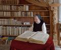 Bild: tr
Äbtissin Laetitia Fech in der Bibliothek des Klosters Waldsassen. Die historischen Bücher sollten schon längst aus den Regalen geräumt, fachgerecht gereinigt und katalogisiert sein. Doch der Beginn der Sanierung verzögert sich.