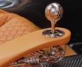 Bild: De Tomaso Automobili/dpa
Glanz und Gloria: Ein Wählhebel für die Automatik muss nicht fad aussehen, wie dieser in einem De Tomaso P72 funkelnd unter Beweis stellt.