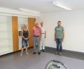 Bild: njn
Die dritte Gruppe des Kunterbunt-Kindergartens hat ihre neuen Räume im ehemaligen Schwesternhaus der Geriatrie gefunden. Auf dem Bild (von links) Gruppenleiterin Janine Conrad, Bürgermeister Johannes Reger, Malermeister Norbert Hederer von der Baufirma Wilhelm Bauer und der technische Angestellte der Stadt, Markus Meyer.