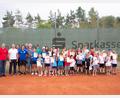 Bild: Lukas Kraus/exb
Die jeweils besten Tennisspieler jeder Altersgruppe bei der Landkreismeisterschaft 2022 halten ihre Pokale und Siegerurkunden stolz in die Kamera. TSG-Tennis-Vorsitzender Andreas Dörner (Vierter von links) sowie Spielleiter Martin Schmid (Fünfter von links) freuen sich über sieben Tage Spielfreude in Mantel.