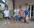Bild: SV Riglasreuth/exb
Platzkassier Markus Heinl (von links), Udo Wegmann, Martin Kopp, Stefan Feselmayer, Vorsitzender Roland Heinl mit Losfee Annalena.