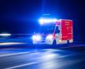 Bild: Marcel Kusch/dpa/dpa-tmn/Symbolbild
Ein Rettungswagen fährt mit eingeschaltetem Blaulicht.