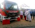 Bild: kec
Pfarrer Hilary segnet das neue Feuerwehrauto der Freiwilligen Feuerwehr Frotzersricht.