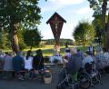 Bild: dob
Beim Kreuzfest in Unterlind versammeln sich vor Mariä Himmelfahrt die Besucher traditionell unter dem Dorfkreuz.