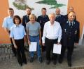 Bild: hai
Mit Urkunde wurden Werner Hammon (für 70 Jahre) und Werner Dollhopf (vorne, Zweiter und Dritter von rechts) für 50 Jahre Treue von Vorsitzendem Fritz Tanner (vorne rechts) und seinem Stellvertreter Stefan Graf (hinten rechts) geehrt. Das Feuerwehr-Ehrenzeichen erhielten Kommandant Florian Wallor, Bernd Schindler und Uwe Schott (hinten von rechts) von Kreisbrandmeister Jürgen Küffner und Kreisbrandinspektorin Kerstin Schmidt (von links).