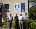 Bild: Jugendmedienzentrum T1/exb
Landrat Roland Grillmeier (von links) besprach sich mit T1-Leiter Philipp Reich, Thomas Rudner von der Stiftung Jugendaustausch Bayern und KJR-Kreisvorsitzendem Jürgen Preisinger .