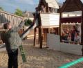 Bild: fpoz
Stadtpfarrer Bernd Philipp erbaut Gottes Segen für den neuen Spielplatz und das Dorfgemeinschaftshaus.