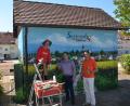 Bild: ak
Auf einer Trafostation am Rathaus ist das Sprayerkunstwerk der Künstler "ART-EFX" aus Potsdam. Vorgestellt wurde es von Sprayer Markus Ronge (von links), Bürgermeister Christian Porsch und Burkhard Butz von der Bayernwerk Netz GmbH.