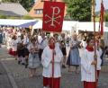 Bild: mmj
Ein Kirchenzug bewegte sich zum Festgottesdienst am Kalvarienberg.