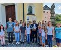 Bild: flt
In seiner zweijährigen Wirkungszeit in der Pfarreiengemeinschaft Plößberg kümmerte sich Pfarrvikar Pater John (Mitte) insbesondere um die Ministrantenarbeit. Diese überreichten ihm zum Abschied Geschenke als Dankeschön.