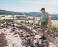 Bild: sfo
Georg Wagner vom Heimat- und Kulturverein Waldeck zeigt auf einen neu gemauerten Abschnitt bei der Burgruine Waldeck. Dort ist der Batterieturm zum Teil wieder errichtet worden.