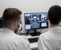 Bild: Alberto Ortega/dpa
Zwei Fachärzte betrachten Bilder vom Körperinneren eines Patienten, der gerade vom Magnetresonanztomographen (MRT) „durchleuchtet“ wird. Mit einem solchen Gerät lassen sich ganz ohne schädliche Röntgenstrahlung Tumore, Verletzungen oder Entzündungen erkennen.