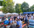 Bild: hme
Der Festplatz am Dorfplatz Neudorf füllte sich sehr schnell mit Besuchern