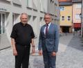 Bild: Stadt Tirschenreuth/exb
Stadtpfarrer Georg Flierl (von links) und Bürgermeister Franz Stahl am Beginn der Pfarrer-Witt-Gasse.