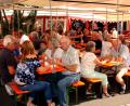 Bild: zer
Voll besetzt waren die Bänke unter den aufgestellten Schirmen beim Dorffest in Püchersreuth.