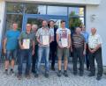 Bild: Gemeinde Edelsfeld/exb
Das neu formierte Team der Feldgeschworenen in Edelsfeld: (von links) stellvertretender Obmann Robert Ströhl, Hans Herbst, Obmann Anton Schober, Wolfgang Schober, Bürgermeister Hans-Jürgen Strehl, Georg Meiler, Ehrenfried Weiß, Sebastian Hubmann vom Amt für Digitalisierung, Breitband und Vermessung, Ernst Pickel.