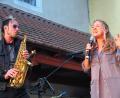 Bild: stg
Musical-Star Sanni Luis - hier mit Saxofonist Noah Fischer - lieferte einen begeisternden Auftritt bei der "Luisenburg-Xtra"-Reihe ab.