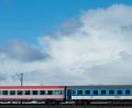 Symbolbild: Lukas Schulze/dpa
Blaue und rote Zugwaggons des staatlichen Eisenbahnverkehrsunternehmens in Tschechien, Ceske Drahy. Nachdem eine Lok entgleist war, läuft nun der Verkehr zwischen Eger (Cheb) und Karlovy Vary (Karlsbad) wieder an.