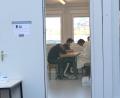 Bild: Bundespolizei
Ein Teil der Geflüchteten aus Syrien bei der Bundespolizei in Waidhaus. das Rote Kreuz kümmerte sich um ihre Versorgung.