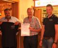 Bild: fvo
Paul Völkl (Mitte) ist neuer Ehrenpräsident der Seilzieher. Bürgermeister Josef Beimler (links) und Vorsitzender Michael Stahl gratulieren.