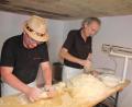 Bild: kro
Juklian Brucker (links) und Thomas Haubner bereiten den Pizzateig vor.