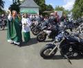 Bild: fvo
Pfarrer Albert Hölzl segnet nach dem Gottesdienst die vielen Bikes.