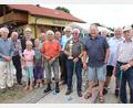 Bild: kro
Zum achten Mal gewann Gerhard Sieder (Fünfter von rechts) den Siegerpokal des traditionellen Minigolf-Turniers der früheren Alten Herren des TSV Neualbenreuth. Mit im Bild Organisator Oswald Jäger (links) und Anlagenbetreiber Martin Weiß (Vierter von rechts).