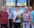 Bild: ag
Seien es fehlende Möbel, Dinge des täglichen Bedarfs oder aufwändige Behördengänge: Nahezu täglich kümmert sich SPD-Stadträtin Hildegard Gebhardt um die ukrainischen Geflüchteten im Hirschauer Josefshaus. Mit einem Blumenstrauß bedankte sich SPD-Vorsitzender Günther Amann (Zweiter von links) im Beisein von Fraktionssprecher Josef Birner (links), Kreisvorsitzendem Uwe Bergmann (rechts) und Stadtrat Rudi Wild (Zweiter von rechts).