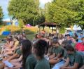 Bild: gi
Drei Tage verbrachten die Mädchen und Buben der Moosbacher und Tröbeser Ministrantenschar im Zeltlager am Atzmannsee in Eslarn. Gemeinsam gefeiert wurde auch ein Lagergottesdienst am Freialtar mit Pfarrer Udo Klösel.