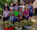 Bild: zer
Der Frauenbund Letzau hat ihren Erlös von 336 Euro an die Kirche gespendet.