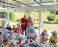 Bild: lep
Künstlerin Maria Hertrich (rechts) zeigt den Kindern im Ferienprogramm verschiedene Möglichkeiten, um kreativ zu sein. Im Nu sind kleine Kunstwerke geschaffen, die als Grußkarten verwendet werden können. Bürgermeister Jürgen Kürzinger (links) ist ebenfalls vor Ort.