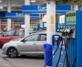 Bild: Sebastian Kahnert/dpa
Mehrere Autos stehen an einer Tankstelle an der deutsch-tschechischen Grenze. Die Qualität des Kraftstoffs in Tschechien ist so gut wie lange nicht.
