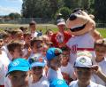 Bild: mez
Das Maskottchen „Jahni“ des SSV Jahn Regensburg stand für viele Erinnerungsfotos zur Verfügung. Gesponsert wurde das Fußballcamp des SV Immenreuth auch von der Gemeinde im Rahmen des Ferienprogramms.