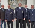 Bild: fks
Kine Überraschung gab es bei der Kommandantenwahl: Tobias Meinzinger (Mitte) und Erhard Kraus (Zweiter von links) wurden wiedergewählt. Es gratulierten Bürgermeister Werner Prucker (links), Vorsitzender Dietmar Schieder (Zweiter von rechts) und Zweiter Bürgermeister Johann Neugirg (rechts).