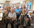 Bild: jzk
„Der Schneewalzer bringt Abkühlung bei dieser Hitze“, scherzten die Musikanten im Gasthaus „Zur Fantasie“, als sie diesen miteinander spielten.