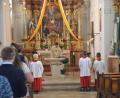 Bild: dob
In der Pfarrkirche "Mariä Himmelfahrt" feiert Kaplan Alexander Ertl das Patroziniumsfest.