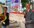 Bild: Vereinigte Sparkassen/exb
Katrin König aus Eschenbach (links) freut sich über 10.000 Euro aus dem "PS Sparen & Gewinnen". Kundenberater Tobias Lautner (rechts) überreicht Blumen und einen symbolischen Scheck.