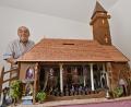 Bild: Petra Hartl
Josef Luff mit seinem "Lebenswerk", wie er selbst sagt. Wenn der Amberger neben seinem Kirchenmodell steht, erkennt man die Ausmaße – der Turm ist 1,83 Meter hoch.