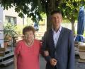 Bild: Roland Ebert/exb
Bürgermeister Albert Geitner gratuliert Anni Reif zum 80. Geburtstag.