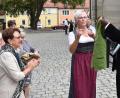 Bild: rgr
Anita Stauber überreicht Pfarrvikar Gilbert im Namen des Katholischen Frauenbundes eine bayerische Weste.