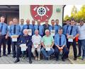 Bild: hai
Bürgermeister Wolfgang Haberberger (rechts) gratuliert der neuen Führungsriege der Feuerwehr Mockersdorf und ehrt zusammen mit dem bisherigen Vorsitzenden Michael Gmelch (links) und dem neuen Vorsitzenden Christian Ziegler (stehend, Vierter von rechts) sowie Kommandant Gerhard Müller (vorne, rechts) Mitglieder für jahrzehntelange Zugehörigkeit sowie für 40 und 25 Jahre aktive Dienstzeit.