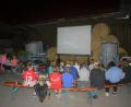Bild: kki
Gebannt und gut versorgt mit Popcorn und Getränken verfolgten die Kinder das Geschehen auf der Leinwand mitten im Hilburger-Hof.