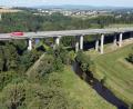 Luftbild: Gustl Beer
341 Meter lang und 47 Meter hoch ist die Waldnaabtalbrücke auf der A93, die auf Höhe Windischeschenbach die Bahnlinie und die Waldnaab überspannt. Sie ist sanierungsbedürftig und soll in den kommenden Jahren einem Neubau weichen.