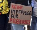 Bild: Roberto Pfeil
Keine Impfpflicht: Trotz gültigen Gesetzes scheint das Demo-Plakat recht zu behalten.