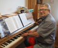 Bild: bl
Selten packt Hubert Reimer die Noten für Beerdigungen zu Hause aus. Die mehr als 150 von ihm zusammengestellten Lieder sitzen längst, auch bei den treuen Sängern.