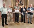 Bild: hzi
MMC-Obmann Emil Gottwald (von links) würdigt mit Urkunden und einer Kerze der Pfarrei als Geschenk die jahrzehntelange Treue von Josef Püttner, Anton Renner und (von rechts) Ronald Zaus (je 40 Jahre) sowie Eduard Raps (70 Jahre).